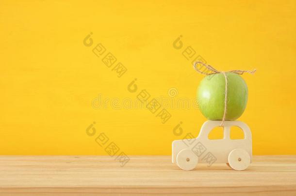 影像关于绿色的新鲜的苹果越过木制的汽车.罗什哈沙纳犹太人的
