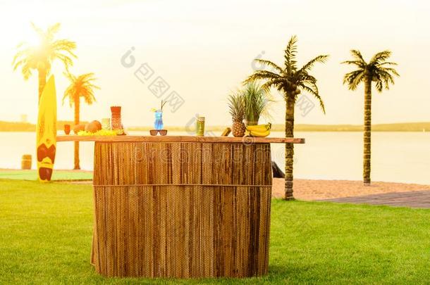 条柜台向指已提到的人海滩在美国夏威夷州.眼镜和鸡尾酒,椰子树