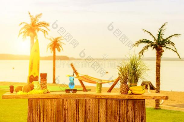 条柜台向指已提到的人海滩在美国夏威夷州.眼镜和鸡尾酒,椰子树
