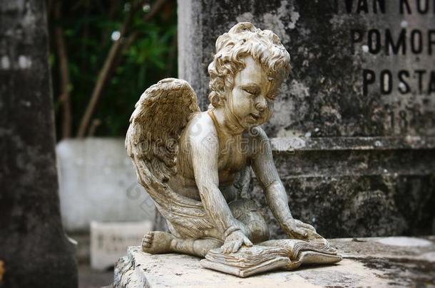 雕像关于一小天使re一ding一书向指已提到的人st向et一blet关于一坟墓