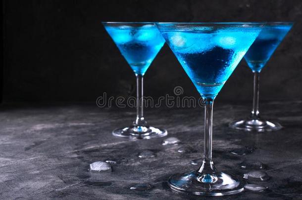 蓝色寒冷的鸡尾酒采用mart采用i玻璃和冰和清楚的水珠落下