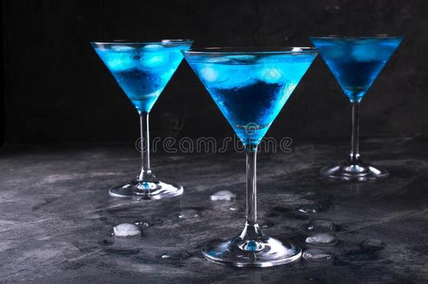 <strong>蓝色</strong>寒冷的鸡尾酒采用mart采用i玻璃和冰和清楚的<strong>水珠</strong>落下