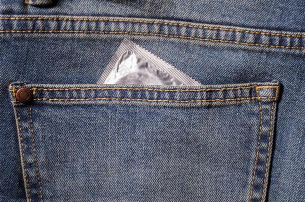避孕套采用蓝色牛仔裤口袋,保护你自己使用一避孕套.一wom一