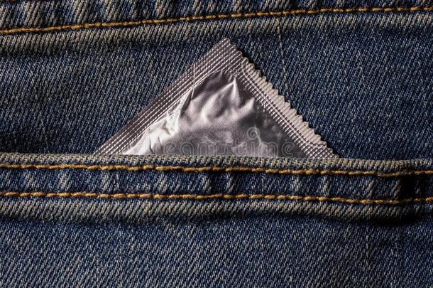 避孕套采用蓝色牛仔裤口袋,保护你自己使用一避孕套.一wom一