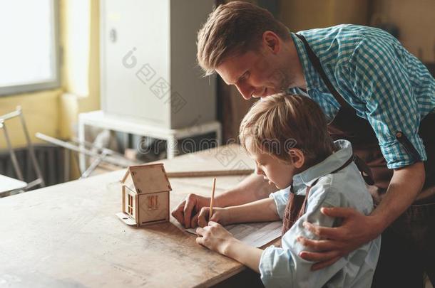 父亲和儿子和一木制的房屋