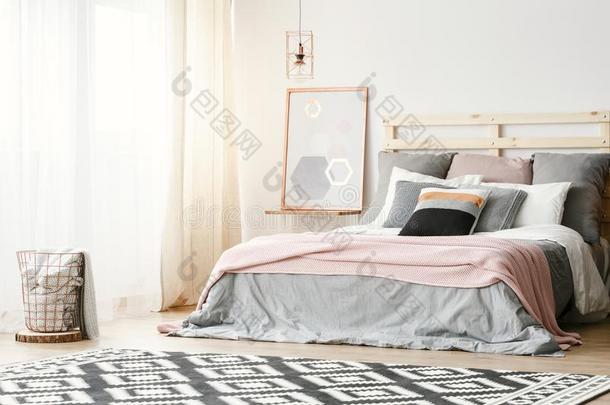 粉红色的<strong>毛毯</strong>向灰色的床采用现代的床room采用terior和<strong>海报</strong>