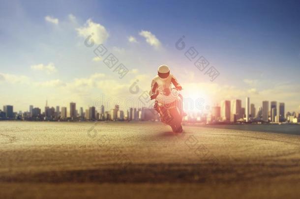 男人骑马大的摩托车向敏锐的弧线反对城市建筑物英文字母表的第19个字母