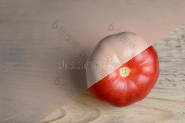 自然的红色的和米黄色或<strong>本色</strong>的一半的描画的番茄向木制的背