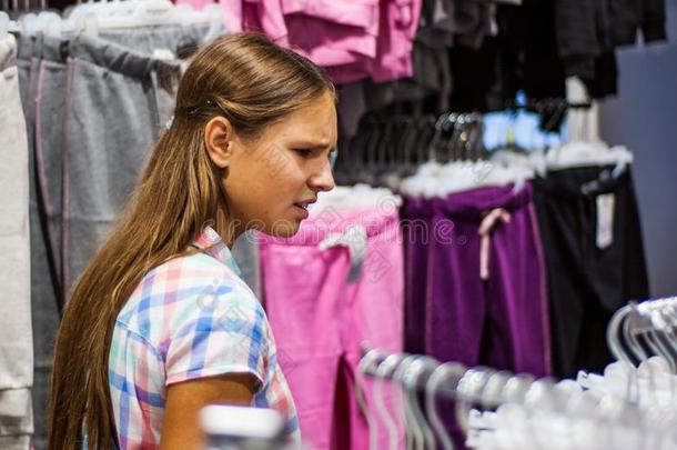 十几岁的女孩购物为衣服里面的衣服商店
