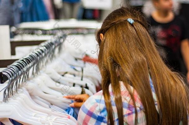十几岁的女孩购物为衣服里面的衣服商店
