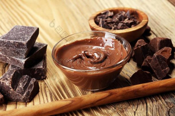 熔化的巧克力或融化巧克力和一巧克力旋转.英语字母表的第13个字母