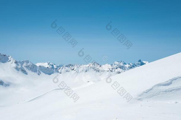 冬雪大量的山山峰采用高加索山脉.伟大的位为