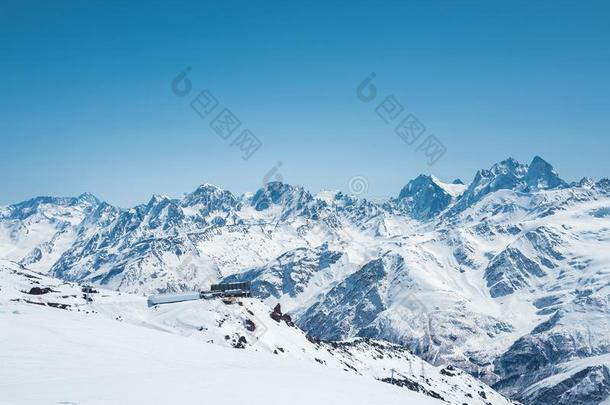 冬雪大量的山山峰采用高加索山脉.伟大的位为