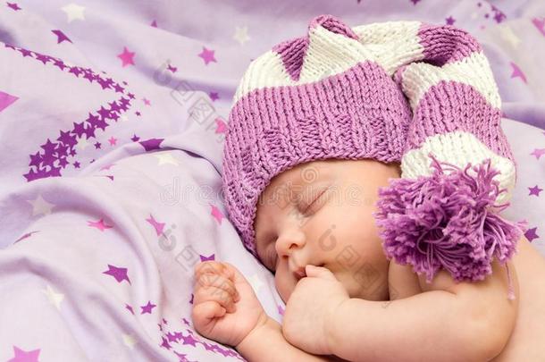 肖像新生的婴儿舒适地一睡采用长的格言h一t