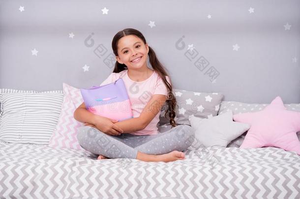 女孩子的秘密.女孩小孩坐向床和袋或美容品袋