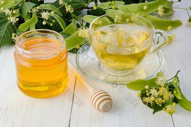 罐子关于菩提树蜂蜜,盖关于菩提树茶水和树枝和菩提树flores花