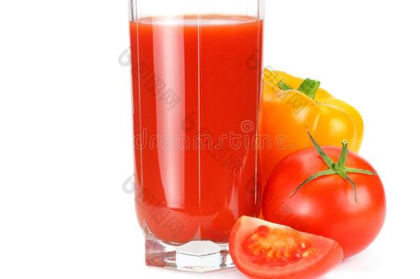 番茄果汁隔离的向白色的背景.果汁采用玻璃