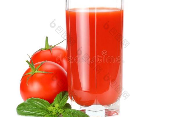 番茄果汁隔离的向白色的背景.果汁采用玻璃