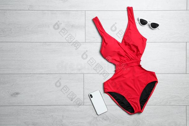 num.一-块游泳衣,太阳镜和智能手机