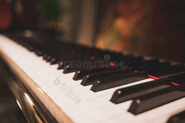 典型的钢琴钥匙采用浪漫的<strong>大气</strong>.听觉的音乐采用strum