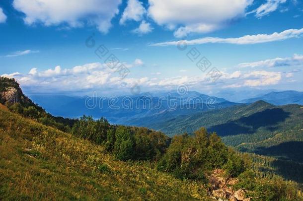 宏伟的山风景全景画.明亮的蓝色天和波音737客机