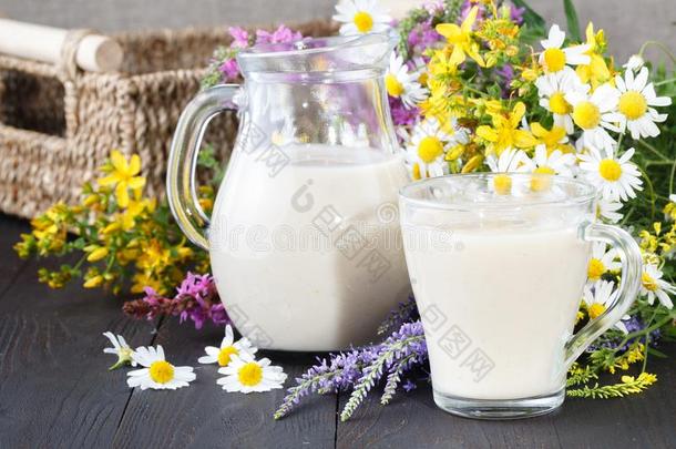 非-牛奶场严格的素食主义者燕麦奶和浆果,健康的日常饮食