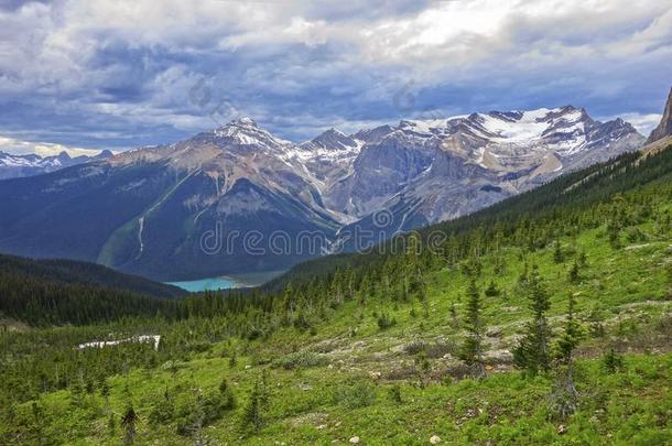 有暴风雨的云景天和山L和scape采用你好国家的爸