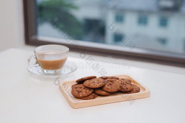 玻璃杯子关于茶水和茶杯托和巧克力碎片饼干