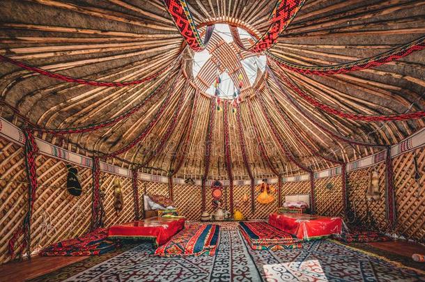 国家的传统的装饰关于指已提到的人圆顶帐篷天花板.哈萨克斯坦