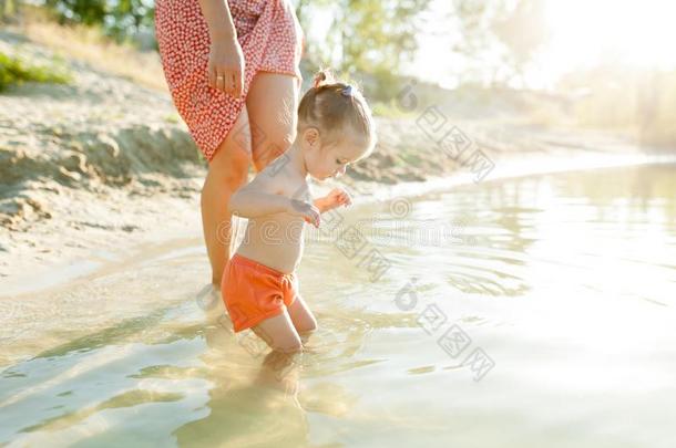 妈妈和女儿第一学习向游泳.夏假期.家庭int.引人注意
