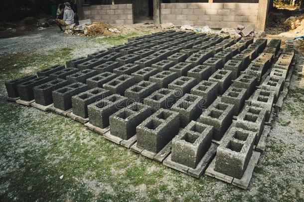砖MakingTraditional砖制造在旁边成型泥土