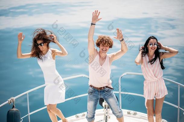 年幼的幸福的高加索人人跳舞采用小船社交聚会
