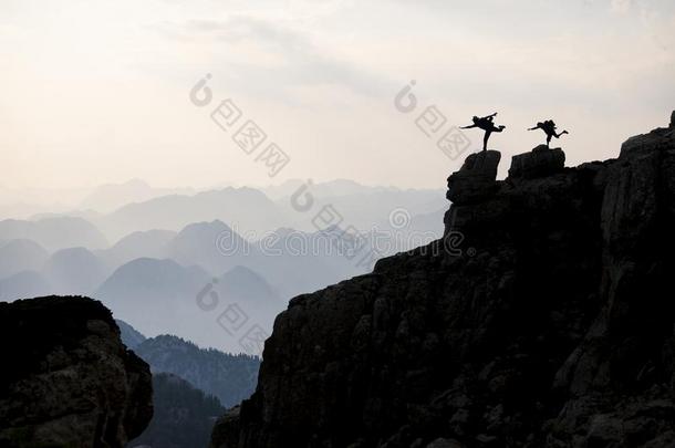 精力充沛的登山者,场面富丽的山丝和极好的