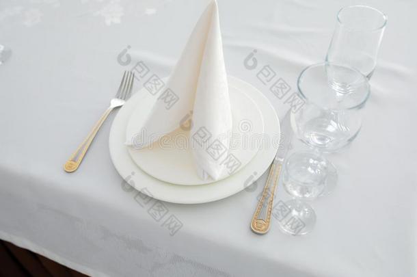 优美的表午餐餐具和白色的餐巾餐叉和刀向