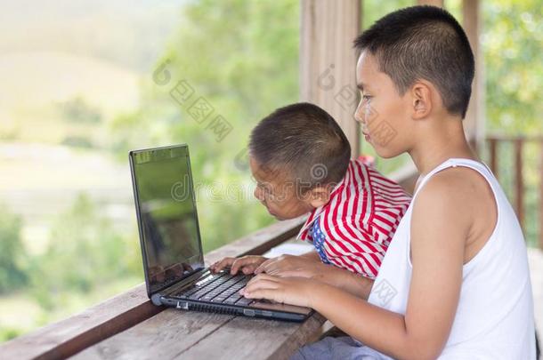两个孩子们学习互联网研究.教育的概念.