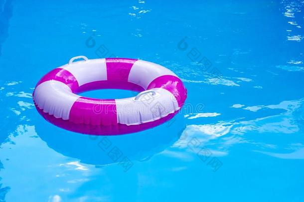 粉红色的-白色的游泳水池戒指,浮动采用refresh采用g蓝色水.英文字母表的第19个字母