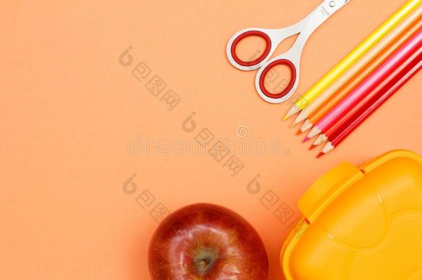 苹果,剪刀,颜色铅笔和午餐盒.学校日用品