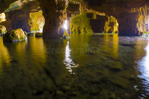 `高度`地中海的洞穴