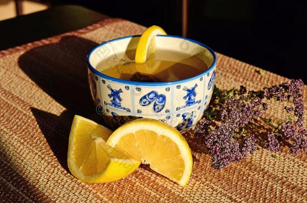 一杯子关于绿色的茶水和柠檬.茶水和医学的草本植物.