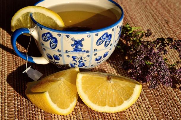 一杯子关于绿色的<strong>茶</strong>水和柠檬.<strong>茶</strong>水和医学的<strong>草本</strong>植物.