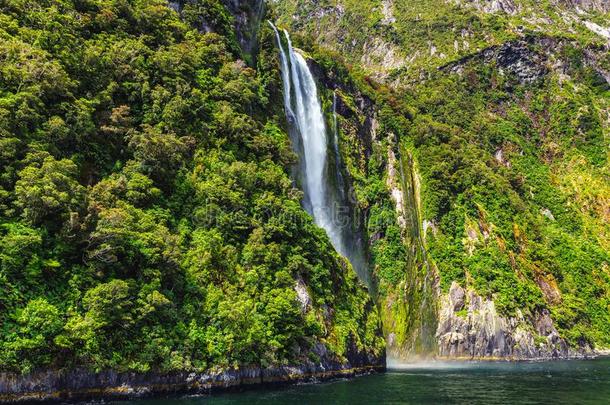 高的瀑布采用米尔福德声音,新的西兰岛