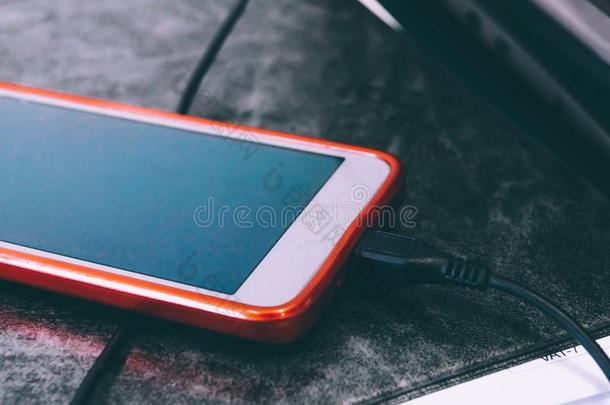 现代的智能手机采用红色的例charg采用g电池.