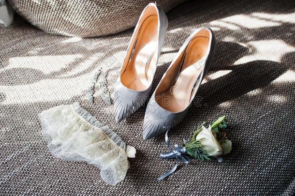 关-在上面照片关于新婚的鞋子,有花边的吊袜带,插于钮孔上之花和eac每
