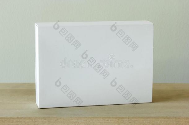 空白的白色的卡纸板包装盒假雷达
