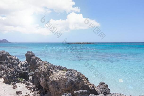 风景和海滨海滩岩石和绿松石清楚的水