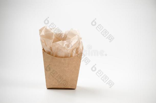 简单的空的棕色的纸袋为午餐向白色的背景