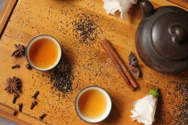 仍生活-传统的茶水罐,茶水杯子和木槿花