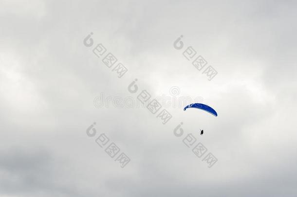 降落伞做空中造型动作的跳伞运动员飞行的采用云,旅行冒险活动观念,英文字母表的第19个字母