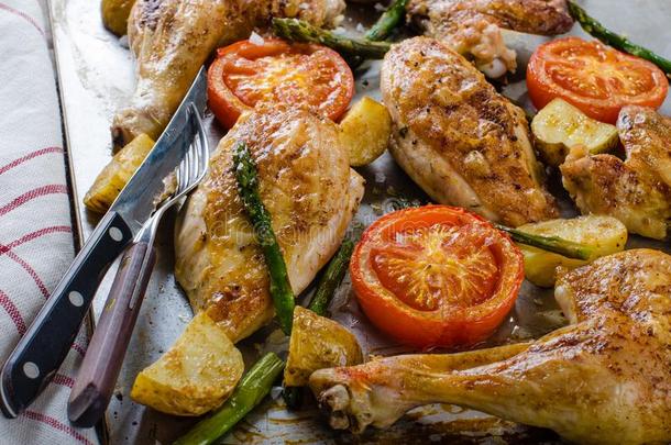 <strong>烤箱</strong>-烘烤制作的鸡和蔬菜向指已提到的人用于烤炙的盘子
