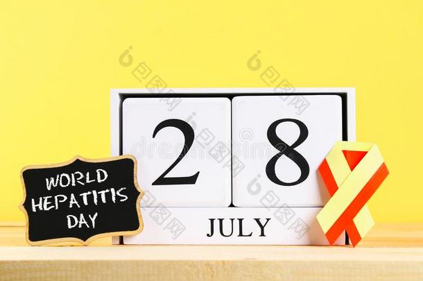 世界肝炎一天.一木制的白色的日历展映六月28向